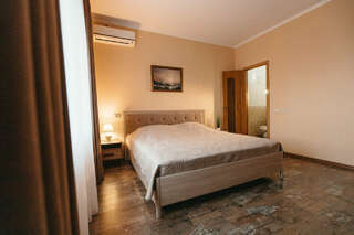 Гостевой дом Мераба Судак Люкс с кроватью размера «king-size» и видом на море-3