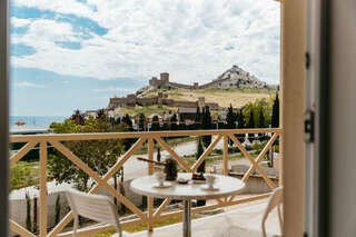 Гостевой дом Мераба Судак Люкс с кроватью размера «king-size» и видом на море-4