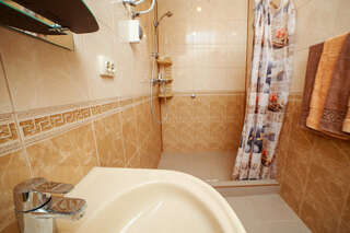 Гостевой дом Мераба Судак Люкс с кроватью размера «king-size» и видом на море-11