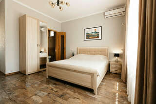 Гостевой дом Мераба Судак Двухместный номер Делюкс с 1 кроватью и боковым видом на море-1